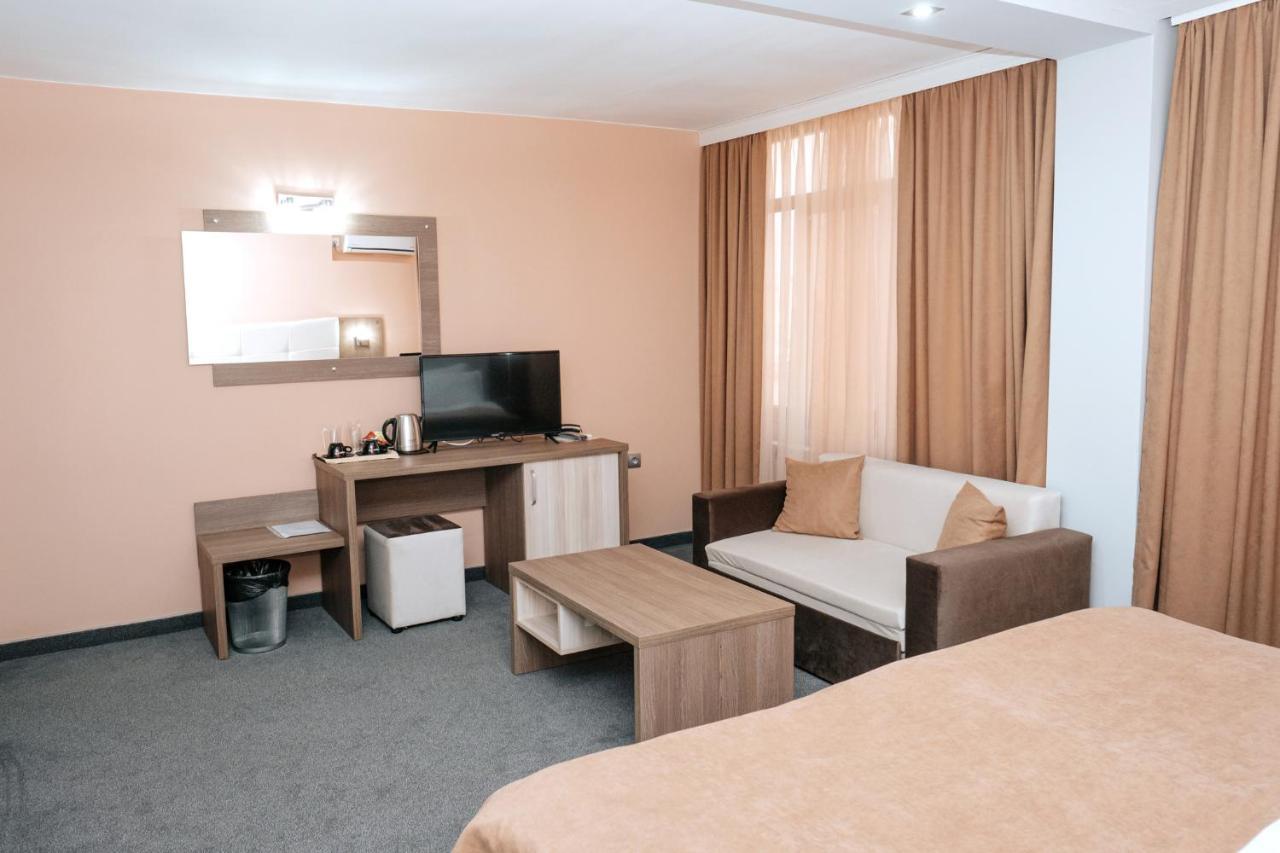 Hotel Tundzha - Renovated! Yambol エクステリア 写真